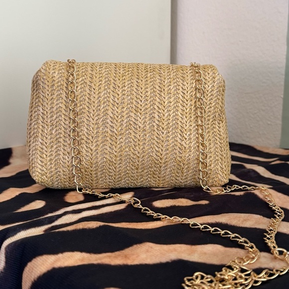 Woven Straw mini envelope crossbody bag with gold chain and gold floral detail - Picture 2 of 6